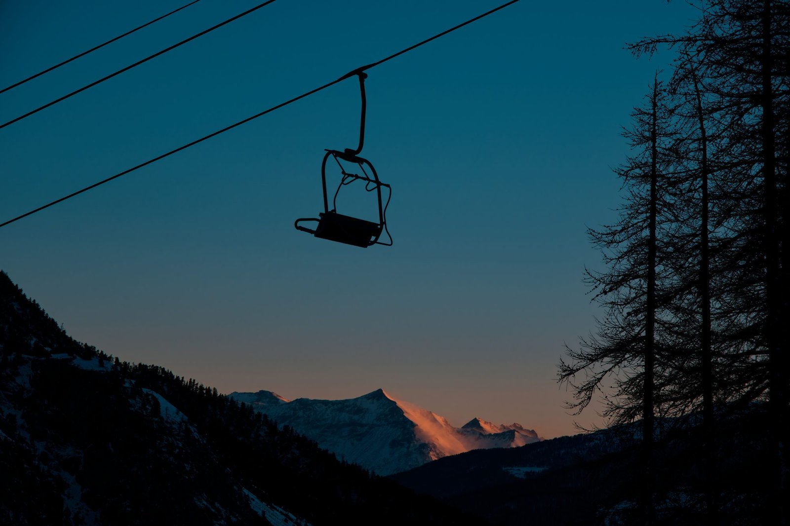 Télésiège au coucher du soleil en montagne