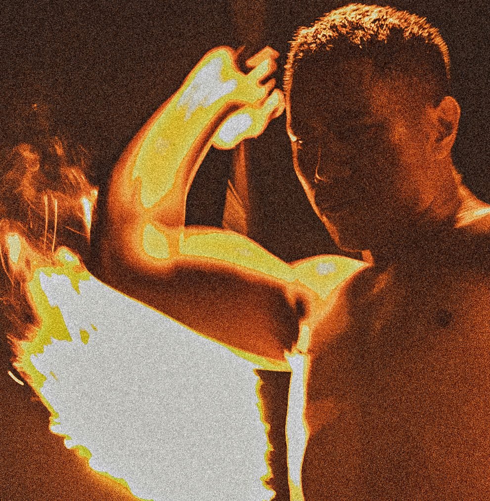 Bâton de feu en rotation dans la nuit