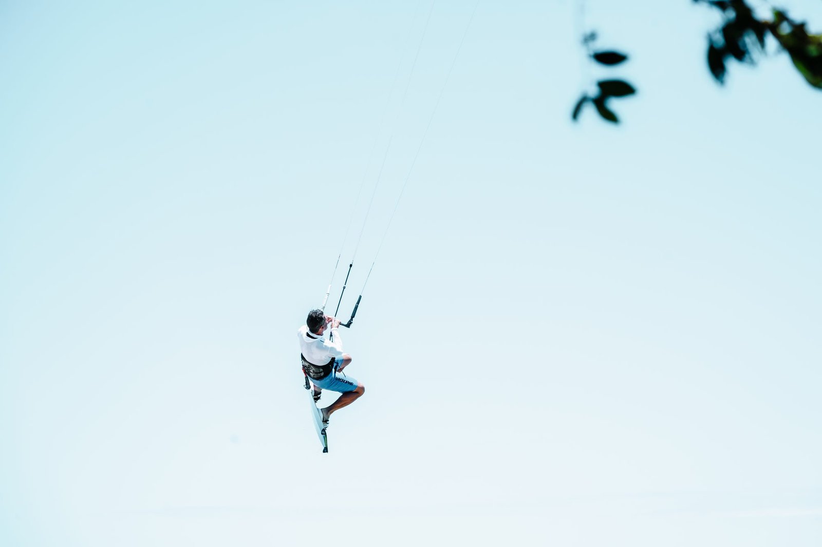 Kitesurfeur en plein saut au-dessus des vagues